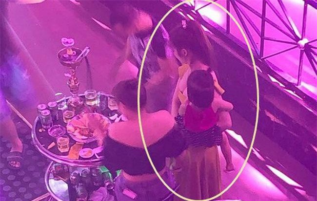 Xin về ngoại chơi, mẹ trẻ khiến chồng câm nín khi ôm con chỉ mới vài tuổi "đi quẩy" trên bar