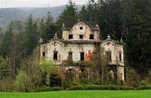 Vào thế kỷ thứ 18, Villa de Vecchi là biệt thự hoành tráng nhất của Bá tước Felix de Vecchi.