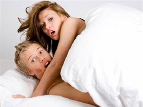 Vào khách sạn với nhân tình bị chồng bắt quả tang, vợ mạnh miệng và cái kết đắng