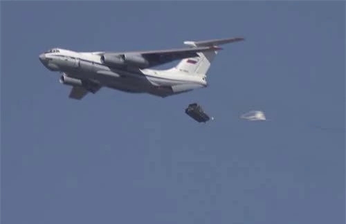 Xe bọc thép được thả trong cuộc tập trận của Không quân Nga (Ảnh: Reuters)