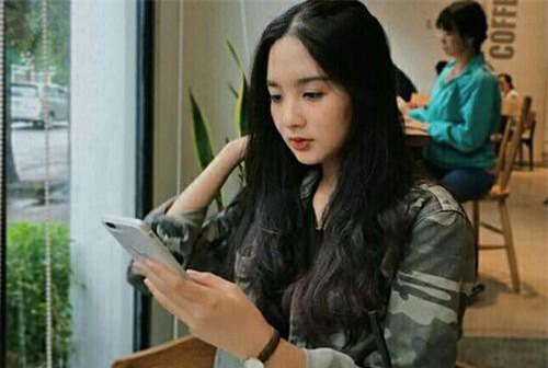 Nữ sinh trường Nhân Văn 'đốn tim' cư dân mạng bởi vẻ trong trẻo như sương mai, soi thành tích học tập hóa ra là con nhà người ta