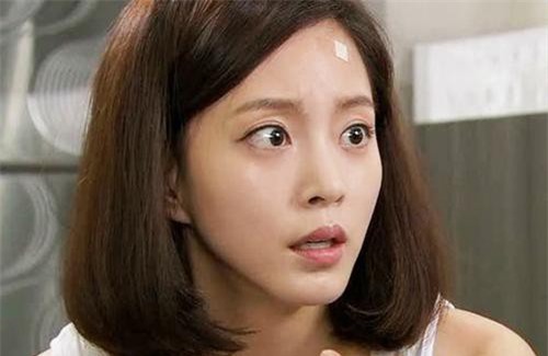 Tiếng la thất thanh của mẹ chồng lúc nửa đêm khiến cả nhà hoảng hốt, nhưng chạy xuống thì phì cười với cảnh tượng trước mắt