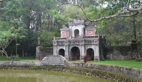 Hòa thượng đi mua thịt cá vẫn được vua Tự Đức khen thưởng là ai?