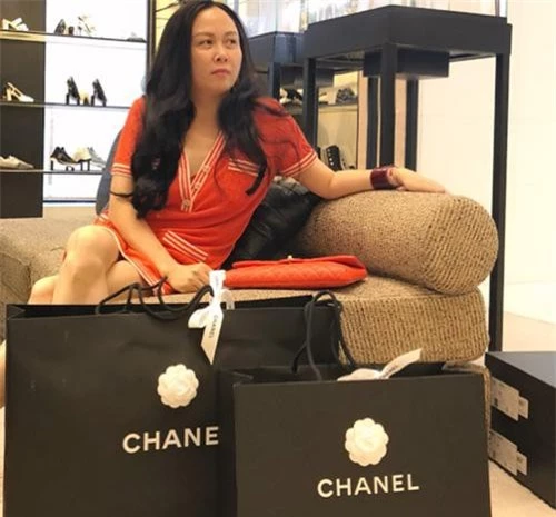 Trời vừa vào thu, Phượng Chanel đã tranh thủ đi sắm sửa để ăn diện.