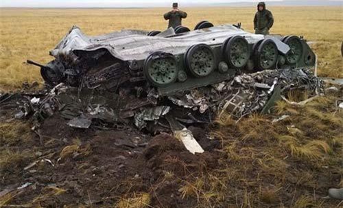 Xe bọc thép Nga vỡ vụn sau màn rơi tự do từ máy bay quân sự