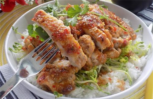 Tuyệt chiêu làm gà rim mặn thơm ngon, bạn trẻ tranh nhau gắp “ầm ầm”