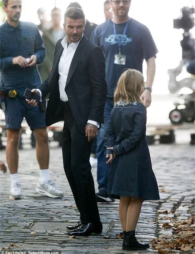 Đưa con gái út cùng đi quay quảng cáo, ngờ đâu David Beckham lại bị lu mờ vì nhan sắc và vẻ trưởng thành của Harper - Ảnh 2.