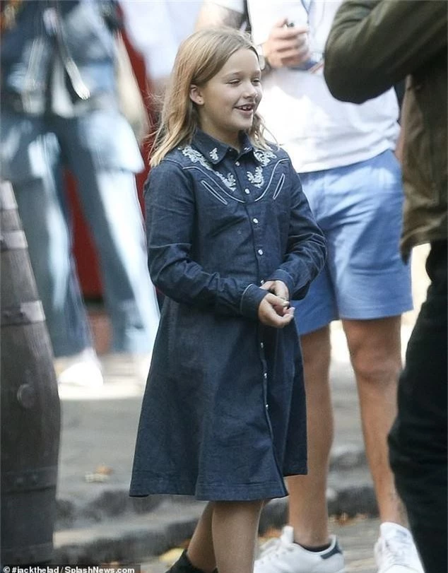 Đưa con gái út cùng đi quay quảng cáo, ngờ đâu David Beckham lại bị lu mờ vì nhan sắc và vẻ trưởng thành của Harper - Ảnh 5.