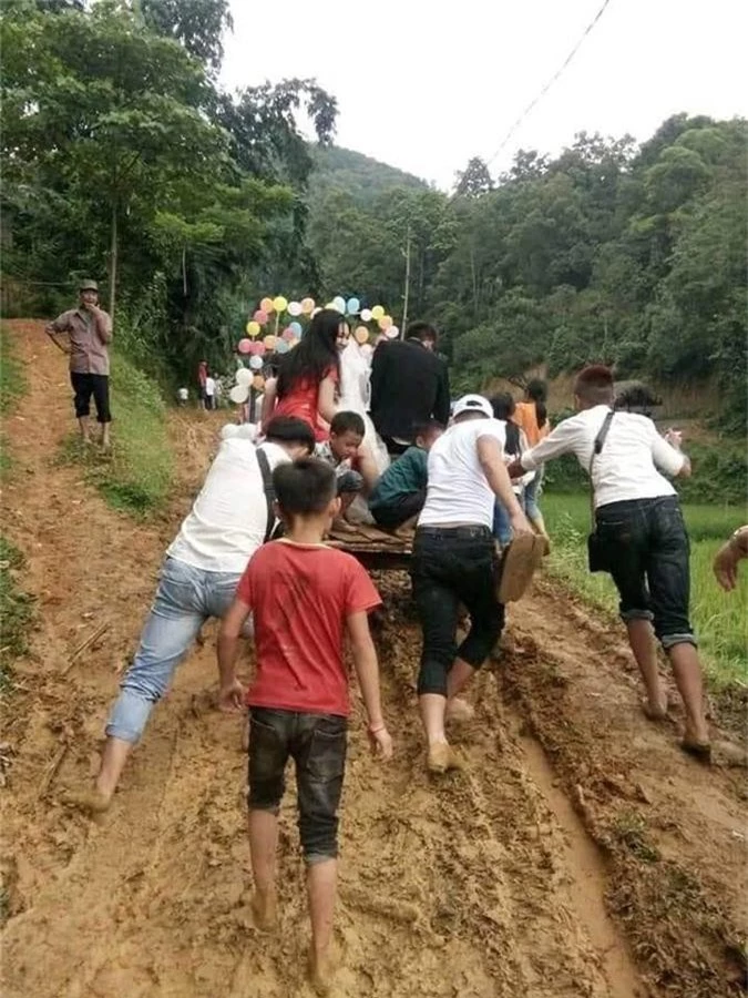 Cộng đồng mạng - 'Phát sốt' với đám cưới rước dâu bằng công nông và phản ứng bất ngờ của người vợ (Hình 2).