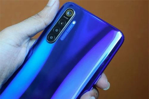 Điểm nhấn đáng chú ý nhất của Realme XT là việc máy sở hữu 4 camera sau với cảm biến chính 64 MP, khẩu độ f/1.8 cho khả năng lấy nét theo pha. Cảm biến thứ hai 8 MP, f.2.2 cho ống kính góc rộng 119 độ.Cảm biến thứ ba 2 MP, f/2.4 giúp tăng độ sâu trường ảnh, chụp ảnh xóa phông. Ống kính macro 2 MP, f/2.4. Bốn camera này được trang bị đèn flash LED, quay video 4K. 