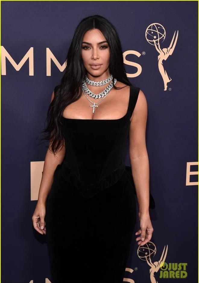 Siêu thảm tím Emmy 2019: Chị em Kim - Kendall xuất sắc đến mức lấn át mẹ Rồng, dàn sao khủng lộng lẫy ngút ngàn - Ảnh 3.