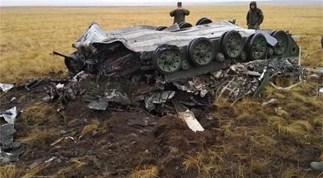 Xe bọc thép Nga vỡ vụn sau màn rơi tự do từ máy bay quân sự - 2