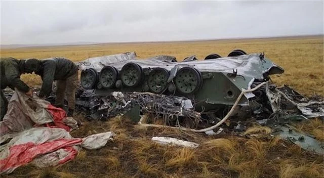 Xe bọc thép Nga vỡ vụn sau màn rơi tự do từ máy bay quân sự - 3
