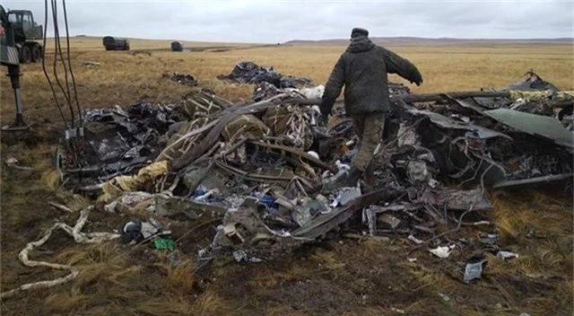 Xe bọc thép Nga vỡ vụn sau màn rơi tự do từ máy bay quân sự - 4