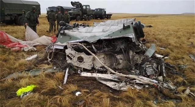 Xe bọc thép Nga vỡ vụn sau màn rơi tự do từ máy bay quân sự - 5