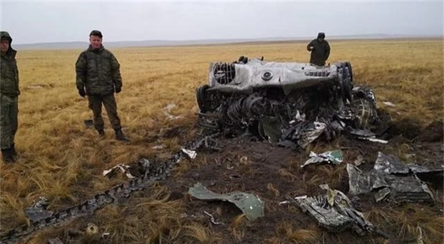 Xe bọc thép Nga vỡ vụn sau màn rơi tự do từ máy bay quân sự - 6