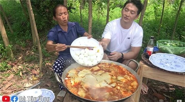 Xua tan tin đồn dàn dựng clip, bà Tân Vlog chơi trội, làm hẳn lẩu Tokbokki siêu to khổng lồ, mời cả khách Hàn tới thưởng thức - Ảnh 3.