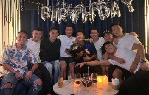 Dàn tuyển thủ Việt Nam tụ họp mừng sinh nhật Hà Đức Chinh, vui hết nấc nhưng món quà đặc biệt mới chiếm spotlight!