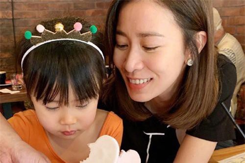 "Nhàn Phi" Xa Thi Mạn khoe vẻ đẹp "lão hóa ngược" trong sinh nhật con gái nuôi