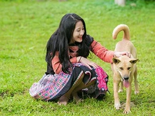 Vẻ đẹp 'tinh khiết' của Hoàng Thùy Linh 9X thay thế hot girl Trâm Anh