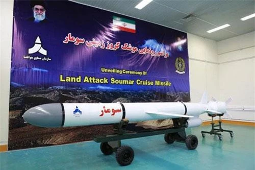 Nhiều thông tin khẳng định, Houthi vừa dùng loại tên lửa mang tên Soumar để tấn công các nhà máy lọc dầu ở Saudi Arabia. Các tên lửa Soumar được cho là phiên bản cải tiến mới nhất của Kh-55 đã dễ dàng vượt qua hàng loạt các tổ hợp phòng thủ Patriot của Mỹ để tấn công trúng mục tiêu. Nguồn ảnh: IRNA.
