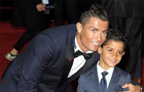 Bố con Cristiano Ronaldo xuất hiện tại một lễ trao giải.