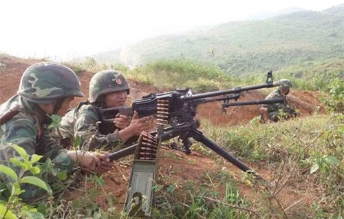 Đầu tiên phải nhắc đến khẩu súng máy PKM đã phục vụ trong biên chế Quân đội Nhân dân Việt Nam từ lâu. Đây là khẩu súng máy tiêu chuẩn của quân đội ta, sử dụng cỡ đạn 7,62x54mmR chuẩn Liên Xô. Nguồn ảnh: Danviet.
