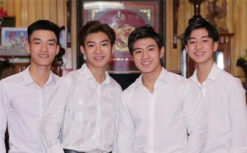 Mẹ chồng "quốc dân" đăng tin tuyển con dâu cho 4 hot boy nhà mình: "Đứa mô cụng đẹp trai, rất gì và này nọ nhưng đến giờ vẫn ế"