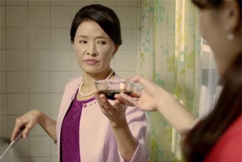 Lần đầu tiên con dâu dẫn đi xem phim ở rạp, nhìn thấy cặp đôi ngồi trước ôm hôn nhau, tôi chê trách thì con dâu nói một câu khiến tôi ném cả túi bỏng ngô vào mặt họ