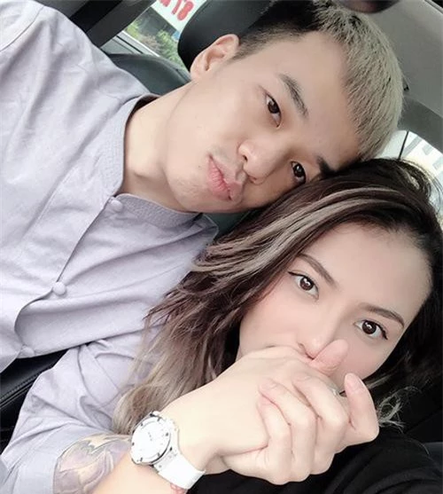   Sau 3 năm làm mẹ đơn thân, người mẫu Hồng Quế đã chính thức hẹn hò và công khai người yêu mới. Cuối tháng 8 vừa qua, cô tiết lộ hình ảnh bạn trai và chia sẻ: "Anh ấy là của tôi. Bởi vì tôi không hoàn hảo nhưng anh ấy vẫn chấp nhận".