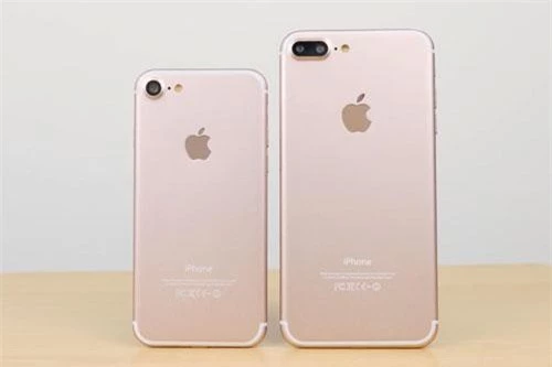 iPhone 7 và iPhone 7 Plus (phải).