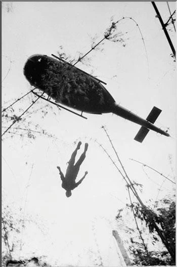 Trực thăng Mỹ được sử dụng để di tản thi hài của những lính Mỹ vừa tử trận trên chiến trường. Nguồn ảnh: Thearchive.