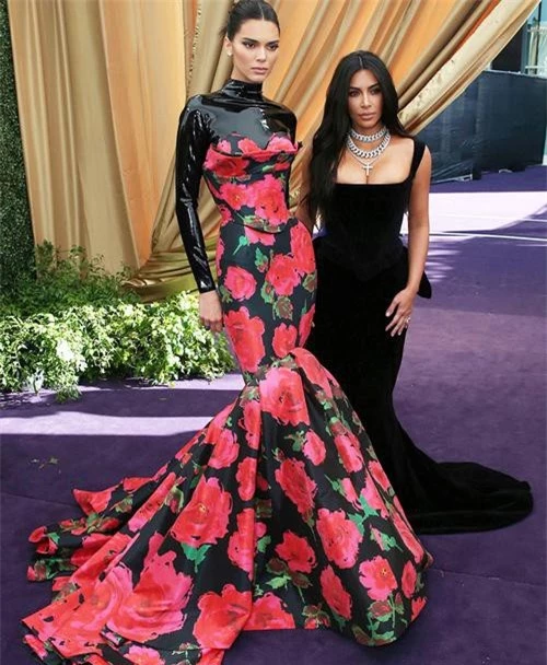 Chị em Kardashian Jenner chiếm trọn spotlight thảm tím