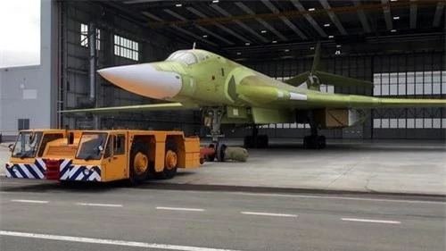 Chiếc máy bay ném bom chiến lược Tu-160M2 đầu tiên rời khỏi dây chuyền sản xuất của Tổ hợp công nghiệp hàng không Kazan. Ảnh: Ria Novosti.