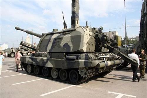 Đúng như cái tên của mình, 2S19 Msta-S bánh lốp được phát triển dựa trên hệ thống pháo tự hành 2S19 Msta-S trứ danh hiện đang phục vụ trong biên chế Quân đội Nga. Nguồn ảnh: Vitaly.