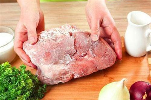 Rã đông thịt chỉ cần thêm thứ này vào 5 phút là thịt mềm, tươi ngon như mới mua ở chợ về