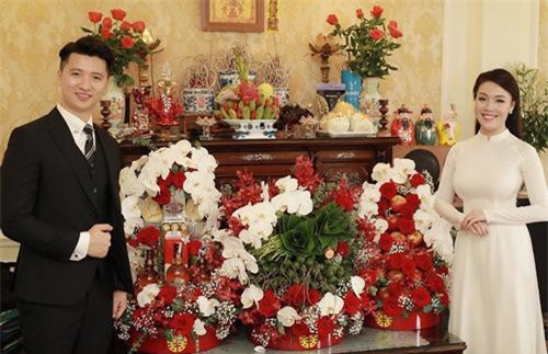 Chưa đầy 1 năm sau khi hủy hôn cơ phó, nữ giảng viên xinh đẹp đã tổ chức đám hỏi 'siêu to khổng lồ' rồi đây