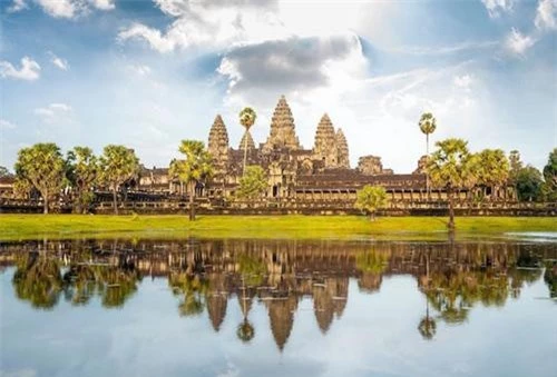 Phức hợp đền chùa nổi tiếng này là một di sản thế giới của UNESCO. Bạn có thể mất đến cả ngày để đi lang thang trong những khu vực rộng lớn này, thăm thú hàng loạt các đền chùa, lăng mộ, tượng đá với những hình thù chạm khắc độc đáo. Thời gian đẹp nhất để thăm quan Angkor Wat là từ tháng 11 đến tháng 2 khi thời tiết khô ráo và mát mẻ.