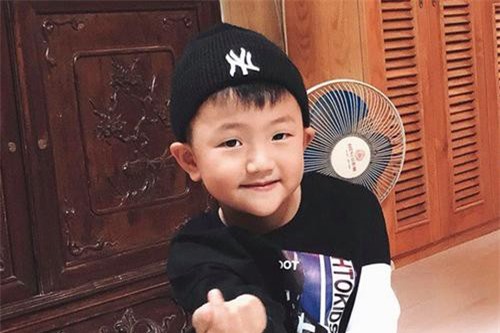 Bất ngờ trước vẻ điển trai đầy cá tính của cậu nhóc nhà Thu Quỳnh "Về nhà đi con"