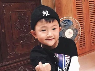 Bất ngờ trước vẻ điển trai đầy cá tính của cậu nhóc nhà Thu Quỳnh "Về nhà đi con"