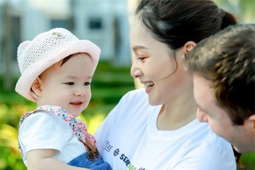 Con gái Lan Phương cực đáng yêu khi tham gia chạy bộ từ thiện với bố mẹ