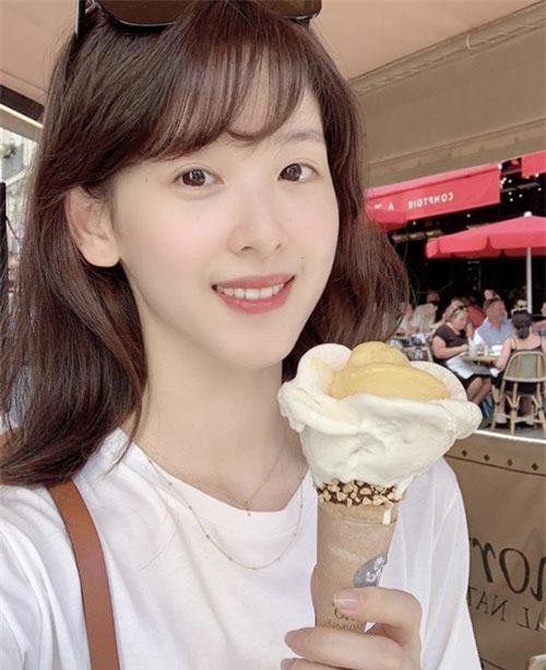 Hot girl trà sữa một mình đến Cambridge học