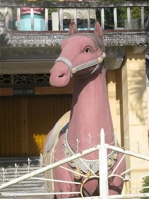 Câu chuyện lạ về ngôi chùa có duy nhất một vị sư và tượng chú ngựa xích thố - ảnh 3