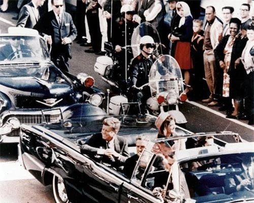 Vụ ám sát Tổng thống Kennedy ngày 22/11/1963 là một sự kiện lịch sử gây chấn động dư luận Mỹ cũng như thế giới. Vụ việc này đến nay vẫn ẩn chứa nhiều bí ẩn chưa được làm sáng tỏ. Vụ ám sát Tổng thống Kennedy ngày 22/11/1963 là một sự kiện lịch sử gây chấn động dư luận Mỹ cũng như thế giới. Vụ việc này đến nay vẫn ẩn chứa nhiều bí ẩn chưa được làm sáng tỏ.