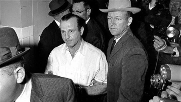 Vì sao chủ hộp đêm bắn chết kẻ ám sát Tổng thống Kennedy? - Hình 10 Vi sao chu hop dem ban chet ke am sat Tong thong Kennedy?-Hinh-10