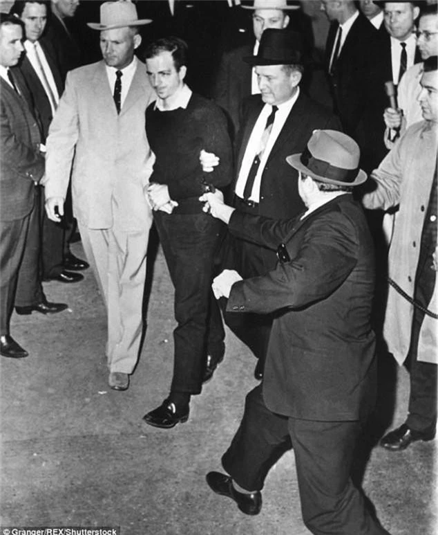 Vì sao chủ hộp đêm bắn chết kẻ ám sát Tổng thống Kennedy? - Hình 6 Vi sao chu hop dem ban chet ke am sat Tong thong Kennedy?-Hinh-6