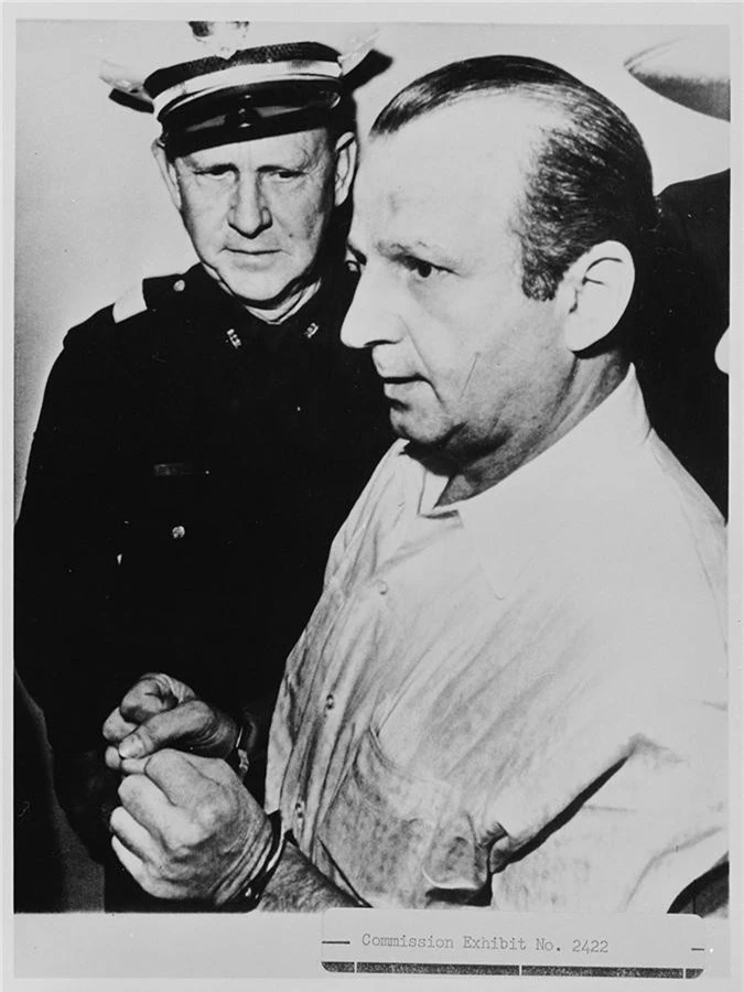 Vì sao chủ hộp đêm bắn chết kẻ ám sát Tổng thống Kennedy? - Hình 8 Vi sao chu hop dem ban chet ke am sat Tong thong Kennedy?-Hinh-8