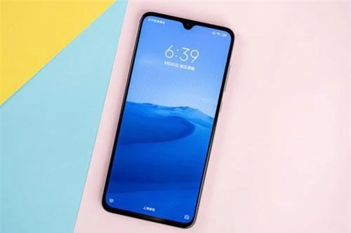 Mi 9 Pro được trang bị màn hình Super AMOLED kích thước 6,39 inch, độ phân giải Full HD Plus (2.280x1.080 pixel). Màn hình này thiết kế dạng giọt nước, chiếm 90,7% diện tích mặt trước, có độ sáng tối đa 600 nit, chia theo tỷ lệ 19,5:9, tích hợp công nghệ HDR10, dải màu DCI-P3.