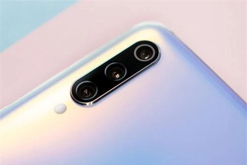 Xiaomi Mi 9 Pro sở hữu 3 camera sau. Cảm biến chính 48 MP, f/1.75, có khả năng lấy nét bằng laser, lấy nét theo pha, chống rung quang học (OIS). Ống kính tele 12 MP, f/2.2 cho khả năng zoom quang học 2x. Cảm biến thứ ba 16 MP, f/2.2 cho ống kính góc rộng 117 độ. Bộ tứ này được trang bị đèn flash LED, quay video 4K. 