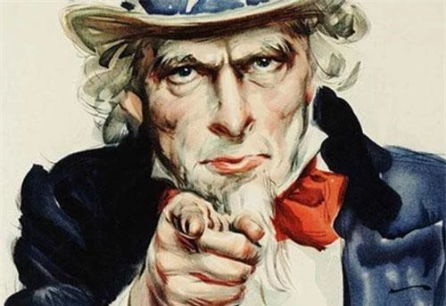  1: Chú Sam là biệt danh của quốc gia nào? Theo sách "Chuyện Đông chuyện Tây", từ năm 1813, nước Mỹ bắt đầu được đặt biệt danh Chú Sam. Tên gọi này gắn liền Samuel Wilson, người cung cấp thịt bò đóng thùng cho quân đội Mỹ trong cuộc chiến tranh năm 1812. Wilson đã đóng lên các thùng thịt chữ “U.S.” viết tắt cho chữ “United States”. Những người lính gọi chệch thành “Uncle Sam” - Chú Sam. Các tờ báo địa phương hưởng ứng câu chuyện này và “Uncle Sam” cuối cùng được chấp nhận rộng rãi, trở thành biệt danh của nước Mỹ.